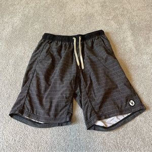 Vuori Kore Shorts Mens Small Gray Black Lightweight Liner Stretch Pocket Cord